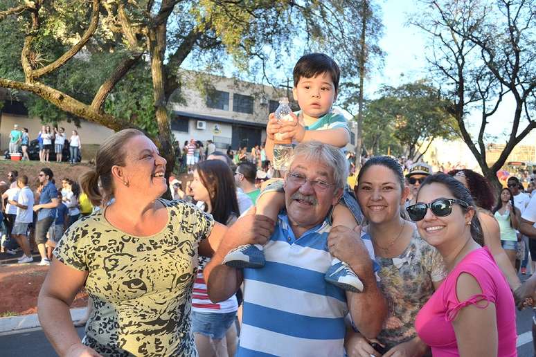 A caminhoneira Márcia Beraldo prestigiou o evento na companhia do marido, da sobrinha, da filha e do neto Breno que era carregado nos ombros pelo avô