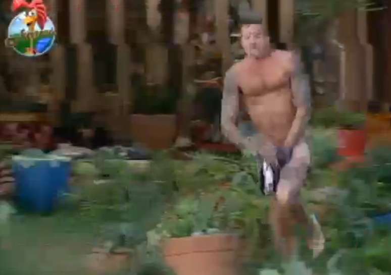 <p>Mateus saiu correndo pelado</p>