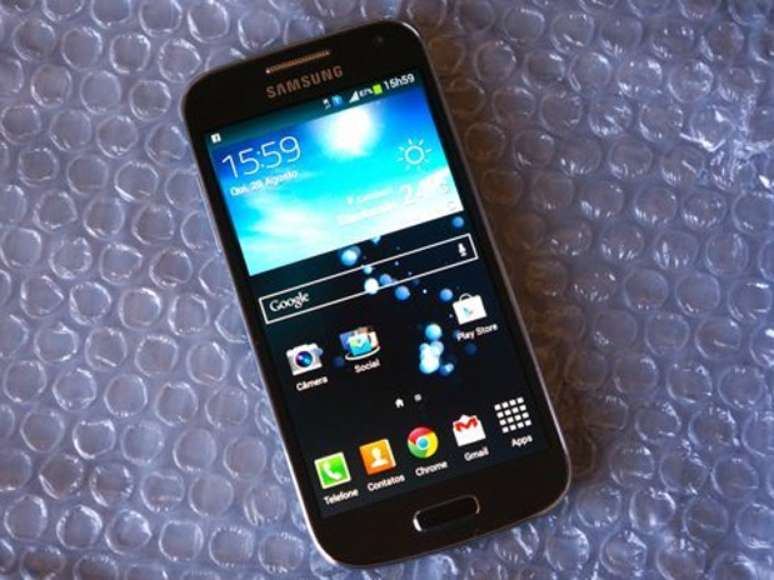 'Irmão menor' do Galaxy S4 é aparelho intermediário mas oferece acesso a apps como S-Voice