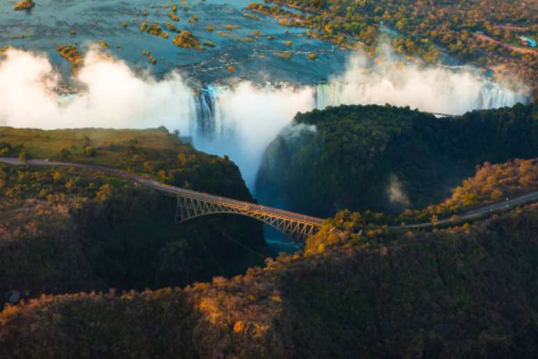 <p>As cataratas Victoria Falls é a principal atração turística do país localizado no sul do continente africano</p>