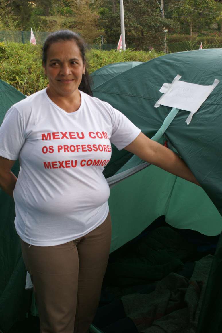 Uma das professoras acampadas &eacute; a educadora Diliana M&aacute;rcia de Barros, que leciona Geografia em duas escolas estaduais e se reveza entre as aulas e a ocupa&ccedil;&atilde;o "para tentar conseguir com o governo negocie", conforme explica. A professora contou que divide a pequena barraca de aproximadamente 1 m&sup2; com a filha de sete anos, que durante o dia estuda e &agrave; noite dorme no local.