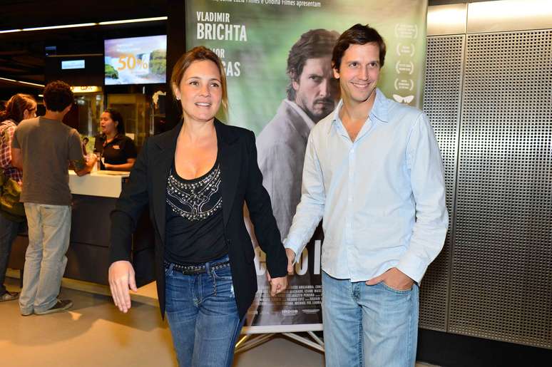 <p>Vladimir Brichta divulgou nessa segunda-feira (2) o filme que estrela, &#39;A Cole&ccedil;&atilde;o Invis&iacute;vel&#39;, no Rio de Janeiro. Adriana Esteves acompanhou o marido na pr&eacute;-estreia, que tamb&eacute;m foi prestigiada por Wagner Moura</p>