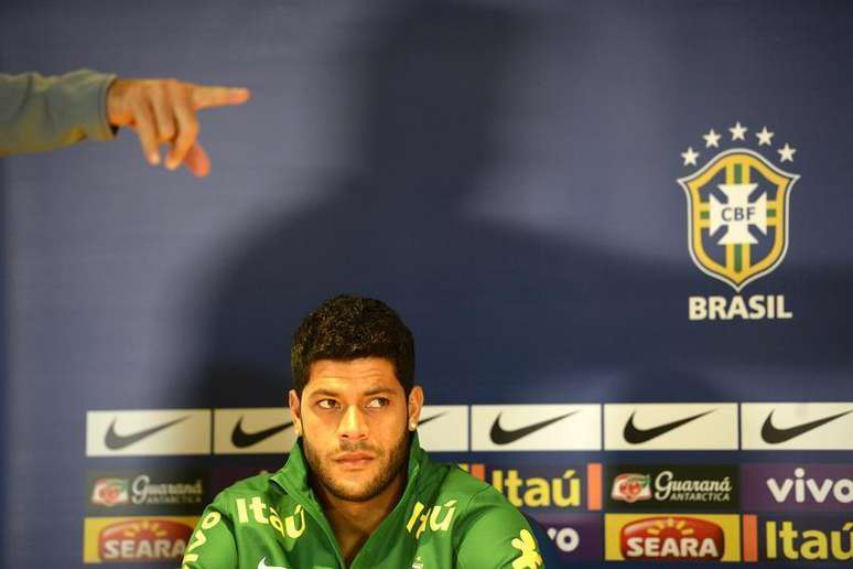 Foto de arquvio do meia-atacante da seleção, Hulk, durante coletiva de imprensa em Londres. Ambos Hulk e o lateral-direito Daniel Alves foram cortados da seleção brasileira nesta terça-feira para os amistosos contra Austrália e Portugal por estarem contundidos, informou a Confederação Brasileira de Futebol (CBF). 24/03/2013