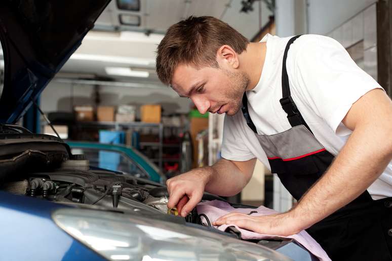 Revisão - Se ainda não deu dinheiro para um carro zero, o primeiro passo é fazer uma revisão detalhada da sua nova aquisição. Motor, freios, suspensão, parte elétrica, tudo precisa ser checado, por mais que o vendedor tenha usado aquela velha estratégia que era carro de garagem e que foi todo revisado. 