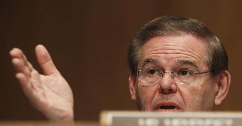 Foto de arquivo do senador democrata Robert Menendez, durante uma sessão do Senado, em Washington. Uma resolução que autoriza o uso da força militar na Síria provavelmente irá passar no Senado dos EUA, mas não sem mudanças específicas, disse o chefe do Comitê de Relações Exteriores do Senado nesta terça-feira, antes de uma audiência de avaliação dos planos norte-americanos. 14/02/2013