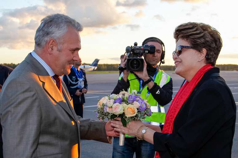 <p>Dilma recebe cumprimentos durante sua chegada a São Petersburgo</p>