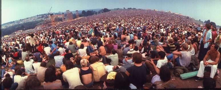 Fotos inéditas tiradas pelo renomado fotógrafo John Dominis em Woodstock estampam o site da Life com depoimentos do profissional; "um dos maiores eventos que já cobri", diz ele, acostumado com os mais variados gêneros da fotografia