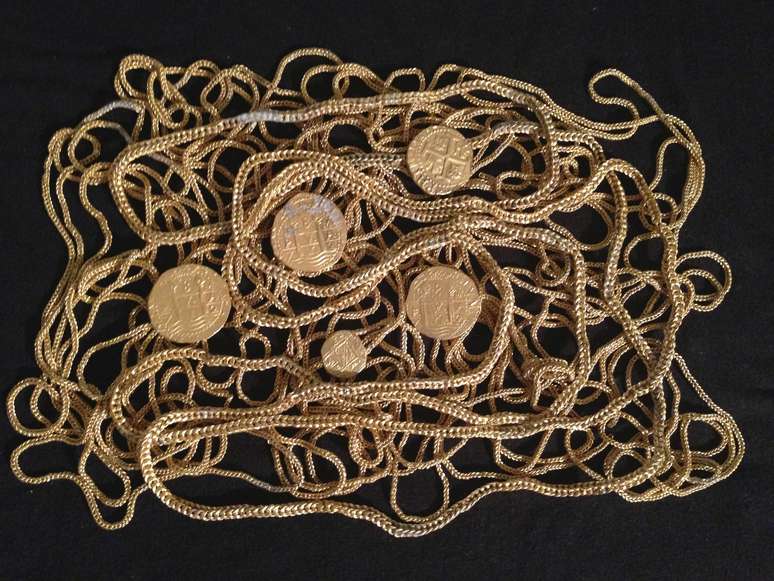 Arca cheia de moedas de ouro, que se perdeu no naufrágio de um barco espanhol no Oceano Atlântico em 1715, foi encontrada por uma família da Flórida. Tesouro foi avaliado em US$ 300 mil
