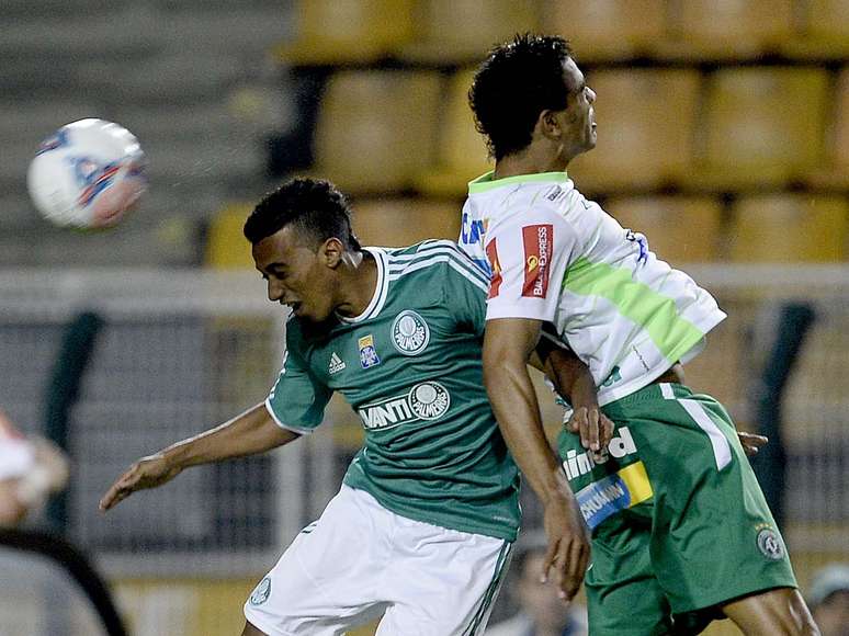 <p>Palmeiras e Chapecoense fizeram um jogo desequilibrado, já que o time paulista dominou a partida do começo ao fim. Mas no final o placar ficou igual, por 0 a 0. O resultado dá o título simbólico do 1º turno da Série B para os palmeirenses</p>