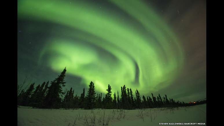 A aurora boreal, um fenômeno natural de luz, foi retratada pelo fotógrafo americano Steven Kazlowski em regiões do Alasca conhecidas como Cleary Point e North Slope