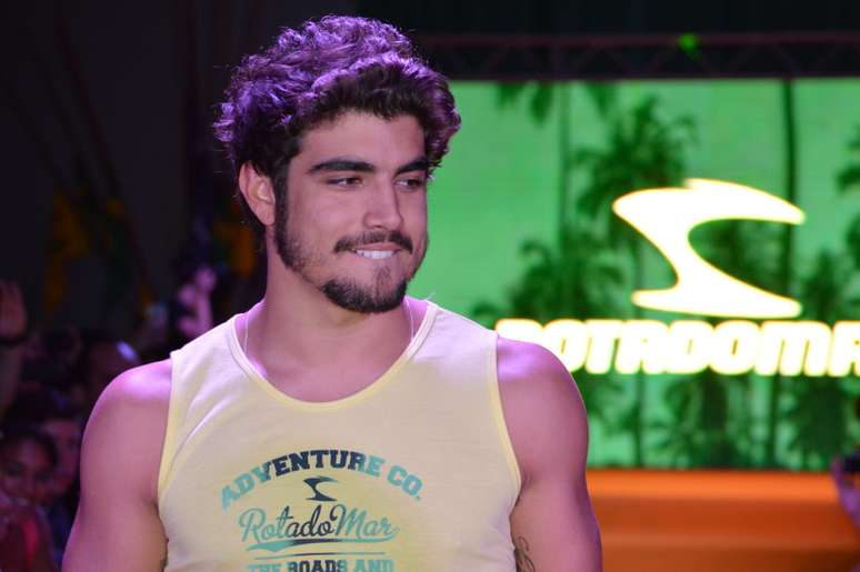 <p>Sucesso como o Dr. Michel na novela&nbsp;<em>Amor &agrave; Vida</em>, o ator Caio Castro arrancou suspiros da plateia durante o desfile da grife Rota do Mar, em Recife, na noite da &uacute;ltima ter&ccedil;a-feira (3)&nbsp;</p>