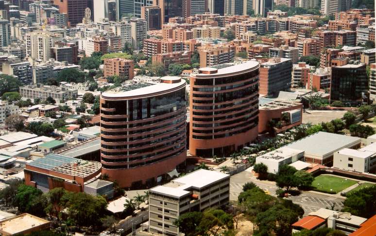 Com sua moderna arquitetura, o Centro San Ignacio se destaca na paisagem de La Castellana