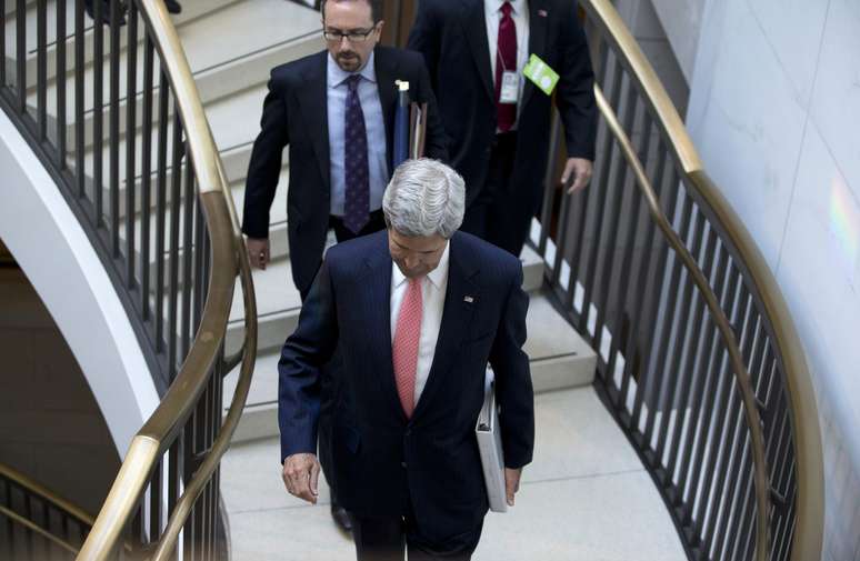 O secretário de Estado americano, John Kerry, se dirige à sessão do Comitê de Relações Exteriores do Senado