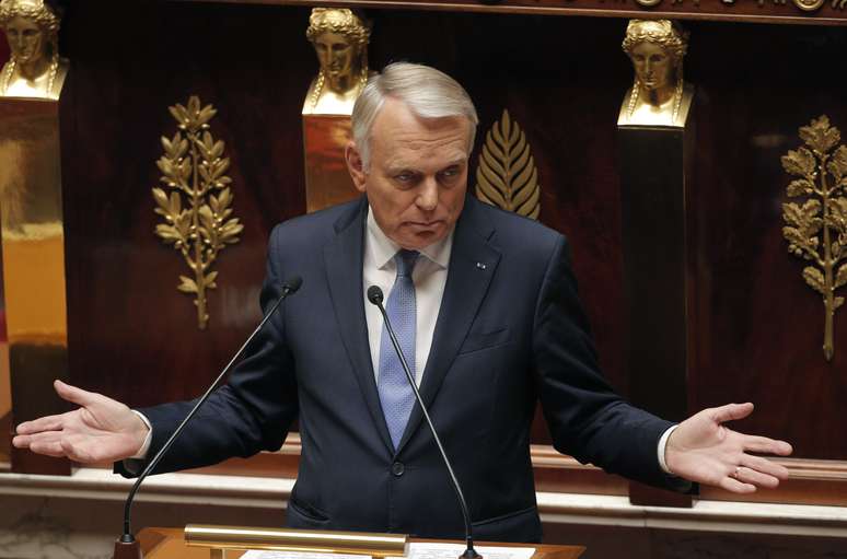 O primeiro-ministro Jean Marc Ayrault discursa no Parlamento francês, em Paris
