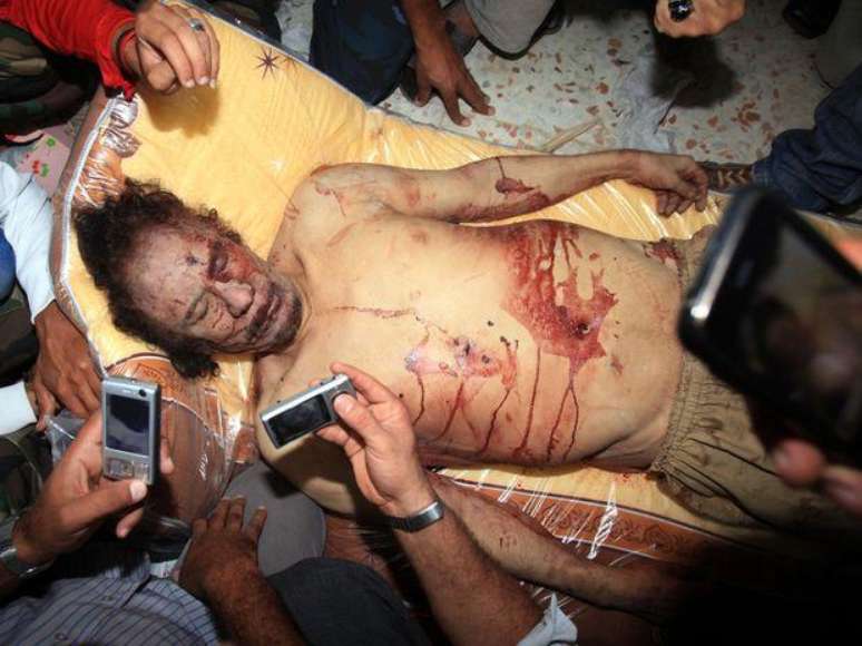 O corpo de Kadafi passou dias em exibição em Sirte, onde se formaram longas filas de líbios ansiosos para vê-lo