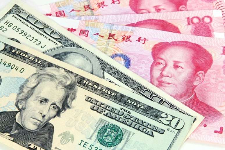 A moeda chinesa se aproximou do dólar de forma recorde: US$ 1 equivale hoje a 6,12 iuans, segundo cotação do Banco Central