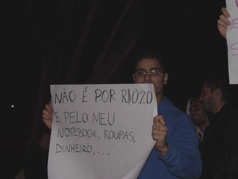 Cartaz ironiza motivo do protesto nesta quarta-feira em Campinas
