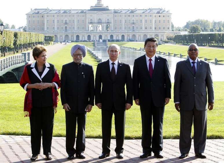 <p>Chefes de estado dos países que formam o grupo dos Brics posam para foto após reunião durante cúpula de G20 em Strelna, próximo a São Petersburgo, em setembro de 2013</p>