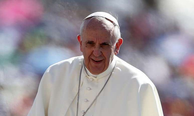 <p>Papa Francisco chega para conduzir sua audiência de quarta-feira na praça de São Pedro, no Vaticano, no último dia 4</p>