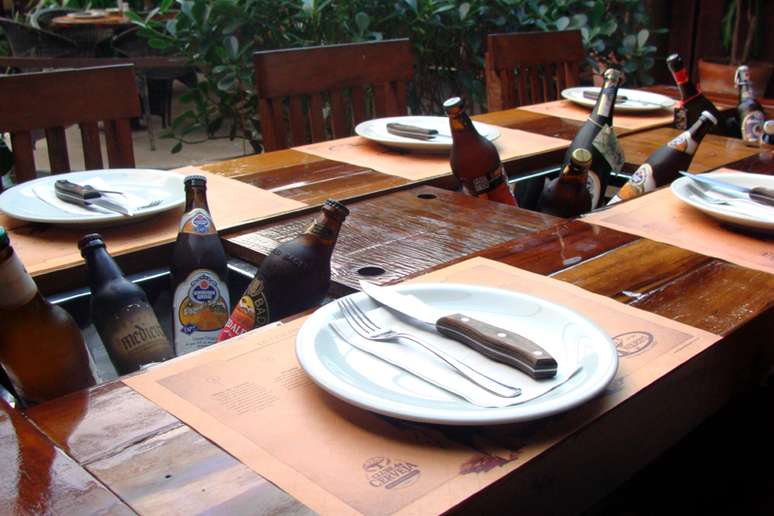 <p>A mesa tem lugar para oito pessoas e mantém a cerveja na temperatura ideal</p>