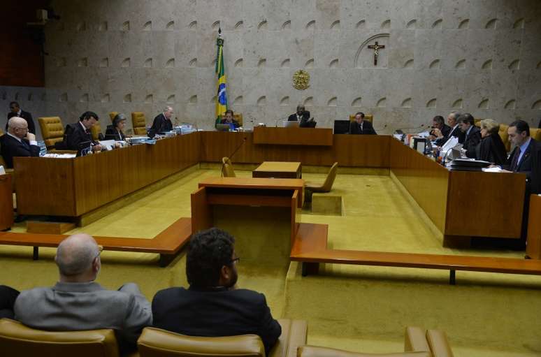 <p>Ministros come&ccedil;aram a analisar os embargos infringentes do mensal&atilde;o, que podem permitir novos julgamentos de r&eacute;us</p>