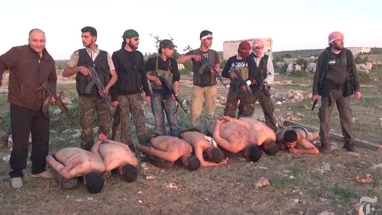 <p>Frame do vídeo em que sete soldados sírios são executados; Issa aparece na direita da imagem</p>
