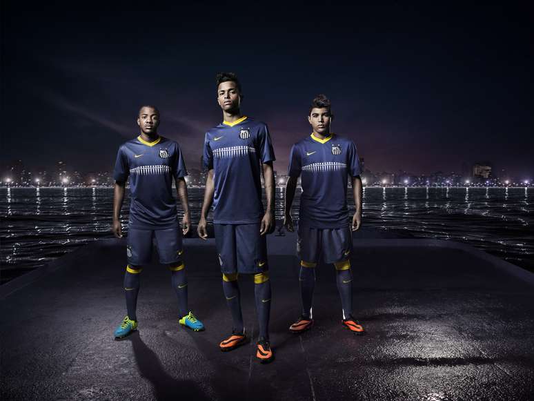 <p>O Santos lançou seu uniforme número 3, nesta terça-feira, com homenagem à orla da cidade. Vitor Andrade, Giva e Gabriel foram os modelos para apresentar o modelo desenvolvido pela Nike</p>