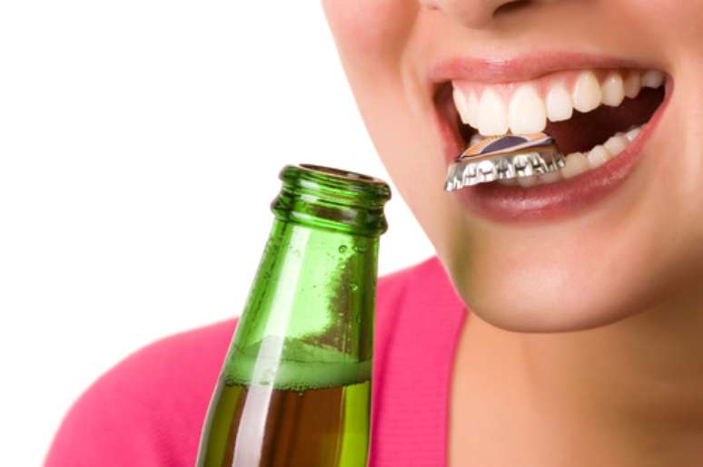 Abrir garrafas com os dentes Esse é um hábito prejudicial, que pode levar à fratura dos dentes. O resultado pode ser uma simples restauração, mas também a necessidade de um implante, dependendo do nível do estrago causado no dente.
