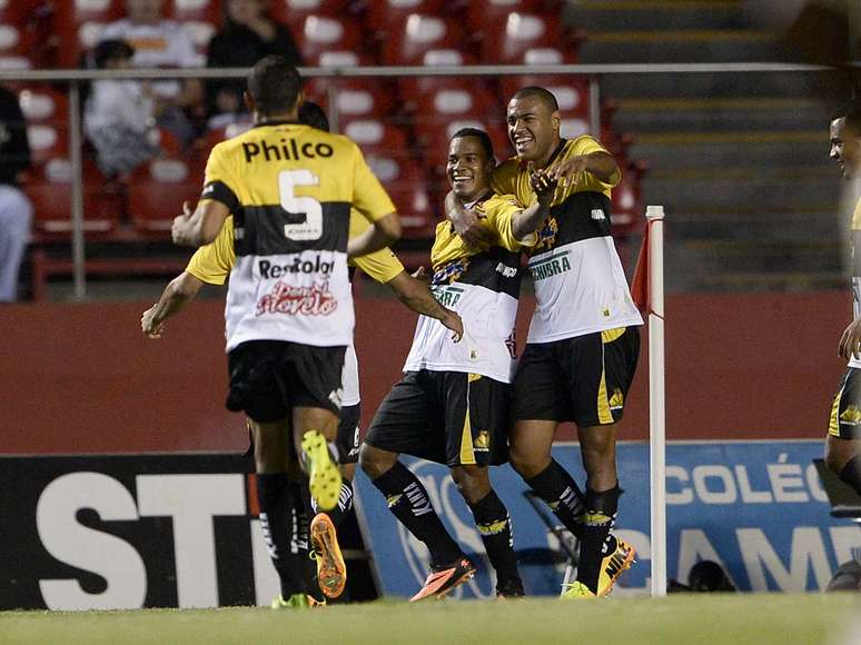 Lins comemora segundo gol do Crici&uacute;ma contra o S&atilde;o Paulo