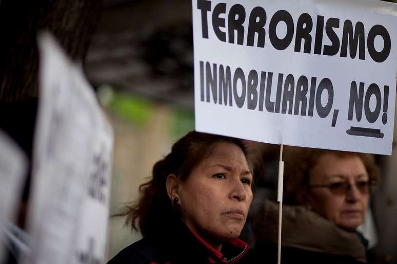 Manifestante espanhola protesta contra especula&ccedil;&atilde;o imobili&aacute;ria, uma das causas da crise