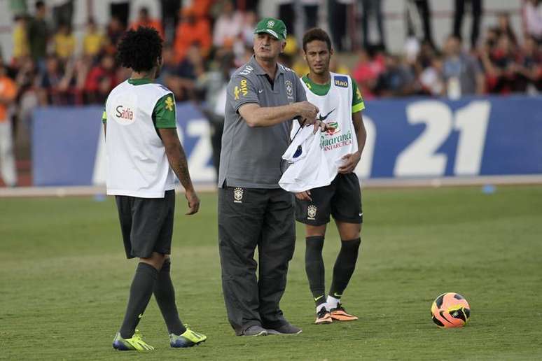 O técnico Luiz Felipe Scolari comanda Marcelo e Neymar durante treino do Brasil nesta sexta-feira. REUTERS / Ueslei Marcelino.