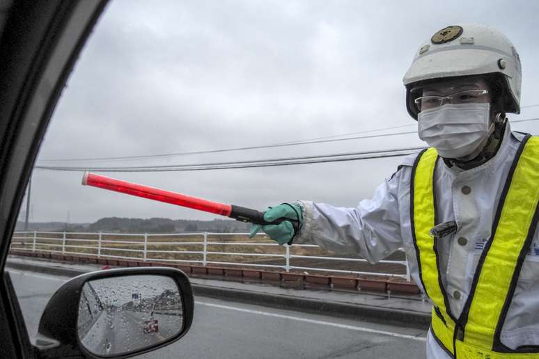 Policial patrulha zona de evacua&ccedil;&atilde;o pr&oacute;xima da usina de Fukushima, no Jap&atilde;o