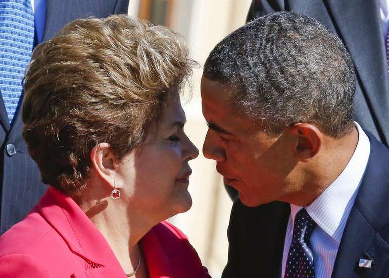 <p>Dilma Rousseff conversa com Barack Obama na chegada de ambos para a foto oficial dos chefes de Estado do G20, em São Petersburgo, onde se reuniram a sós</p>