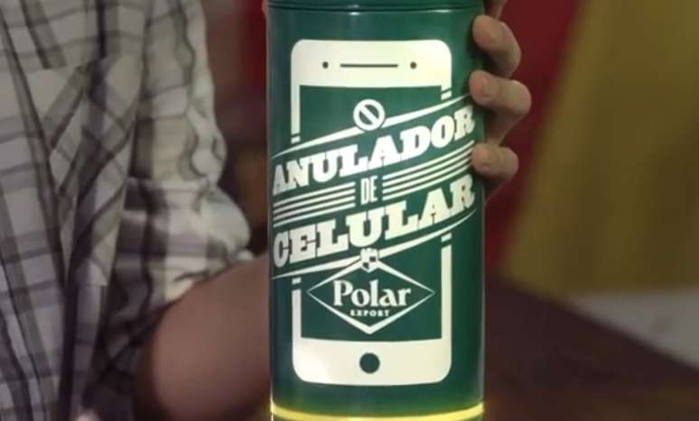 A marca de cerveja Polar criou uma "camisinha" para a garrafa que bloqueia os sinais de internet dos aparelhos