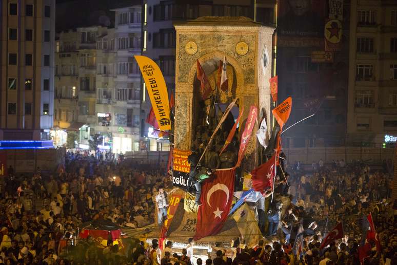 Manifestantes turcos se aglomeram na Pra&ccedil;a Taksim, em Istambul