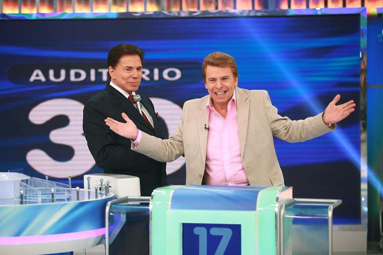 <p>Nelson Rubens se diverte com o apresentador nas grava&ccedil;&otilde;es do Programa Silvio Santos deste domingo</p>