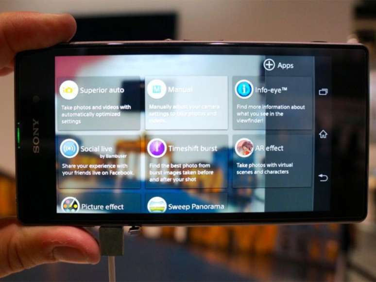 Funcionalidades extras da câmera funcionam a partir de aplicativos de terceiros. Para usar os 20,7 megapixels, só no modo Manual