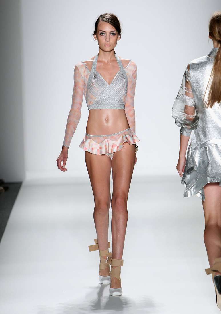 <p>Modelo com babados foi apresentado em desfile da Zimmermann</p>