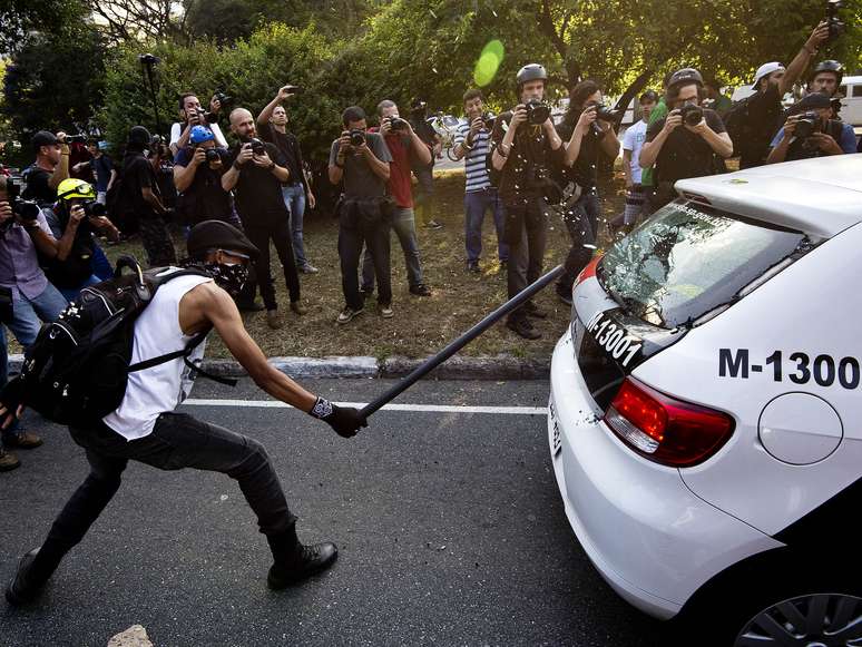 São Paulo - São Paulo  Homem quebra vidro de viatura durante manifestação