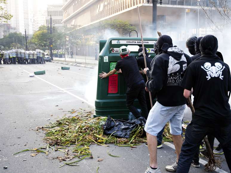 <p>Integrantes do Black Bloc entram em confronto com policiais militares em protesto em S&atilde;o Paulo</p>