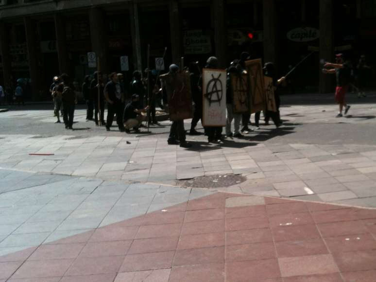 <p>Black Bloc durante protesto em Porto Alegre</p>