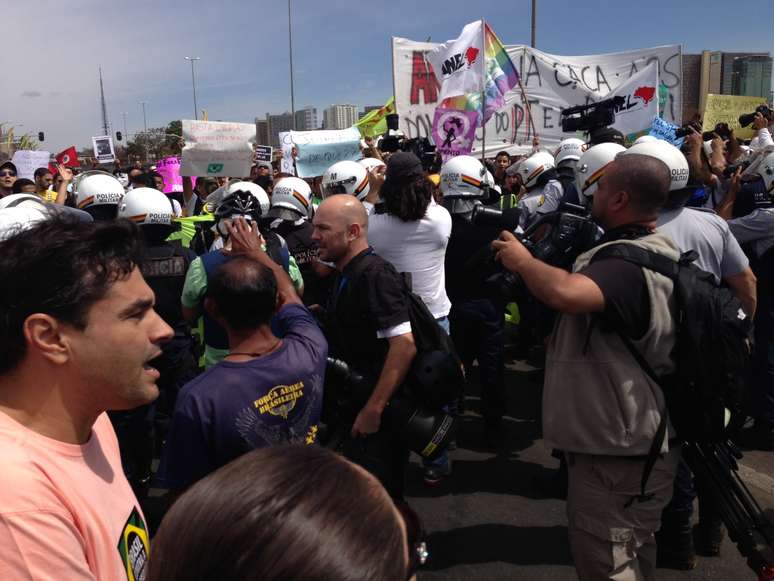 Enquanto representantes negociam passagem com a PM, manifestantes aguardam parados