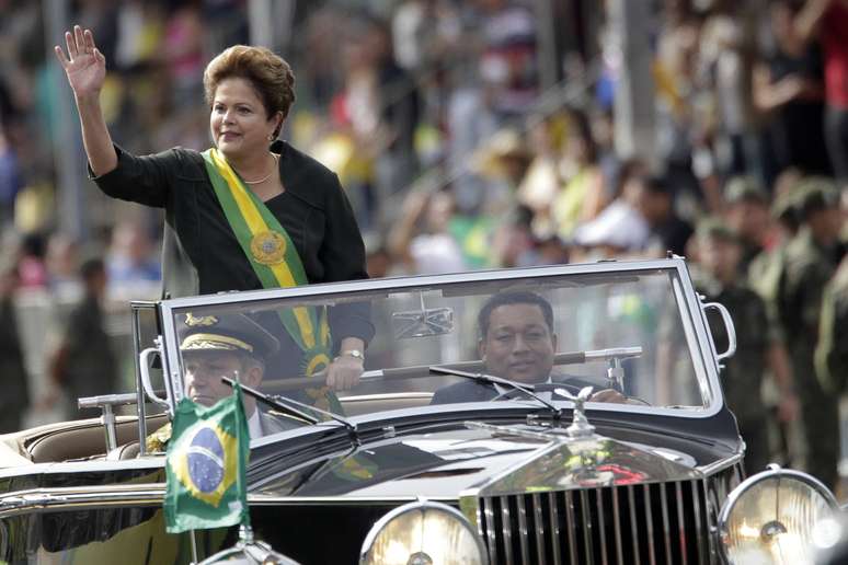 A presidente Dilma Rousseff acena ao chegar em carro aberto para o desfile de 7 de setembro