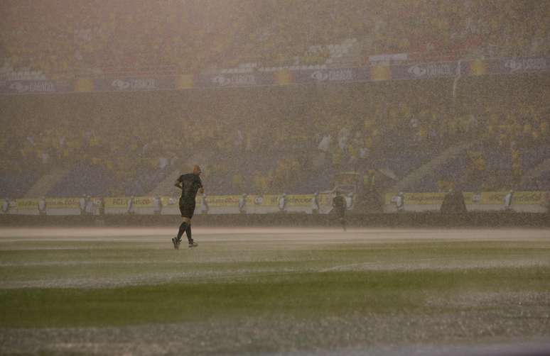 <p>Dilúvio atrasou início partida em uma hora e meia; na volta do intervalo queda na ilumação voltou a paralisar jogo</p>