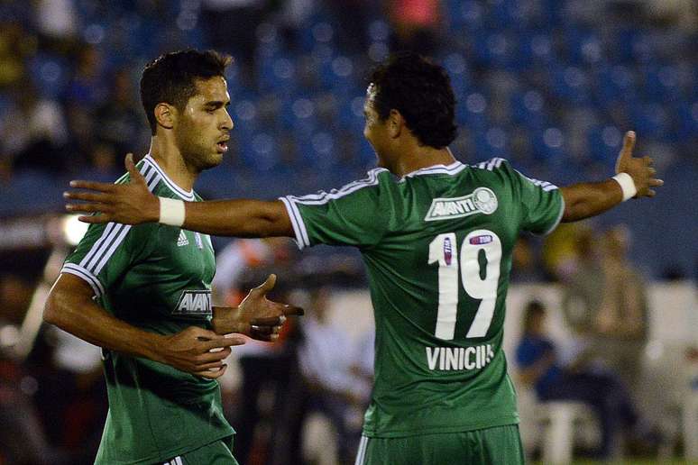 Alan Kardec comemora com Vinícius um dos gols contra o Atlético-GO, em Itumbiara