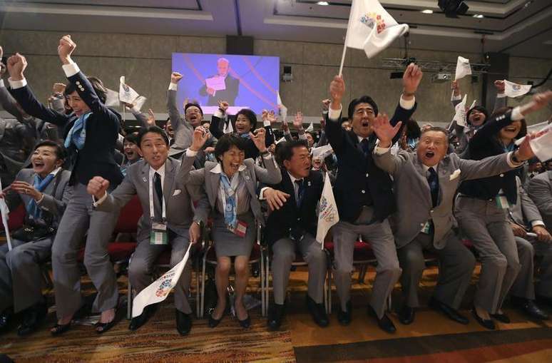 Delegação do Japão, incluindo o premiê japonês, Shinzo Abe, (2º à direita) comemora a escolha de Tóquio como sede dos Jogos Olímpicos de 2020, em votação do COI em Buenos Aires. 07/09/2013