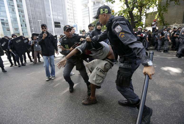 Manifestante é preso pela polícia durante protesto no Rio de Janeiro