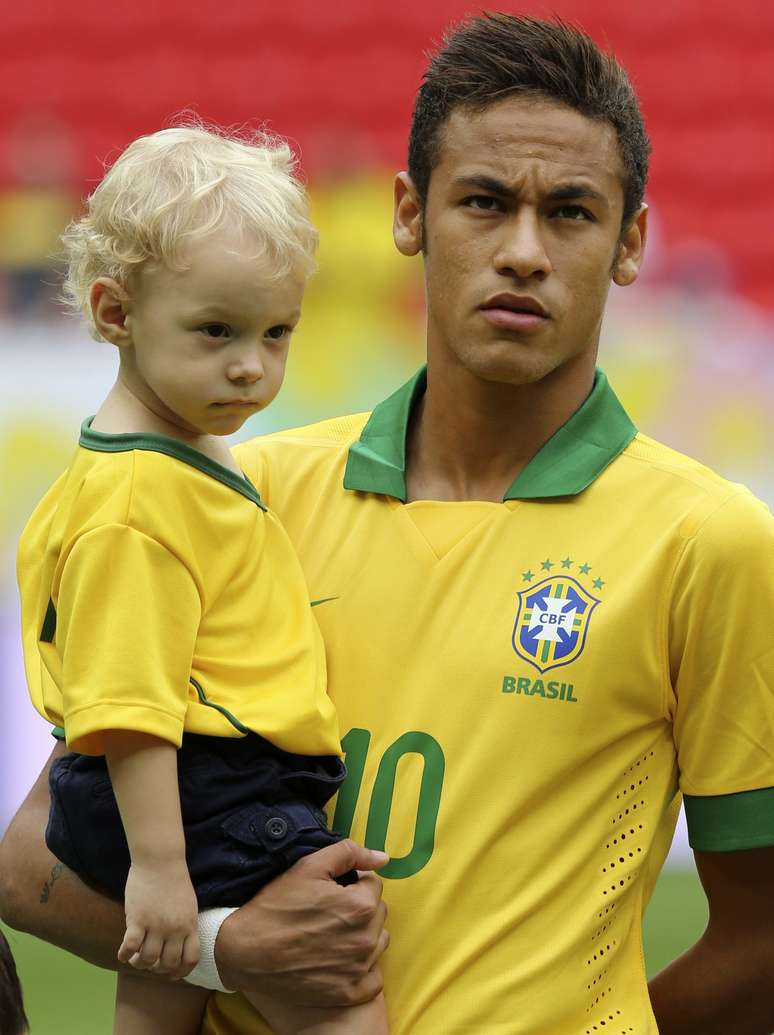 <p>Neymar entra em campo com seu filho; atacante mais uma vez se destacou </p>