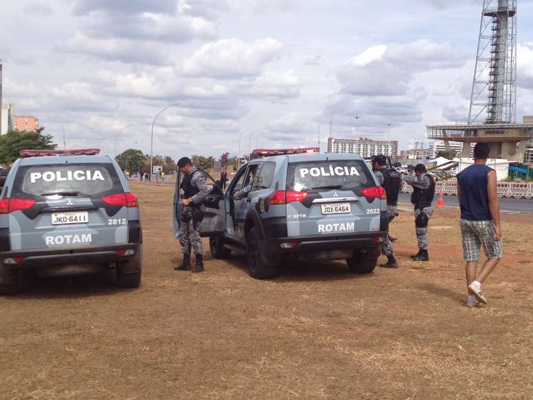 Policiais fizeram bloqueio a 1 km do est&aacute;dio em Bras&iacute;lia