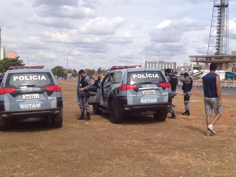 Policiais fizeram bloqueio a 1 km do estádio em Brasília